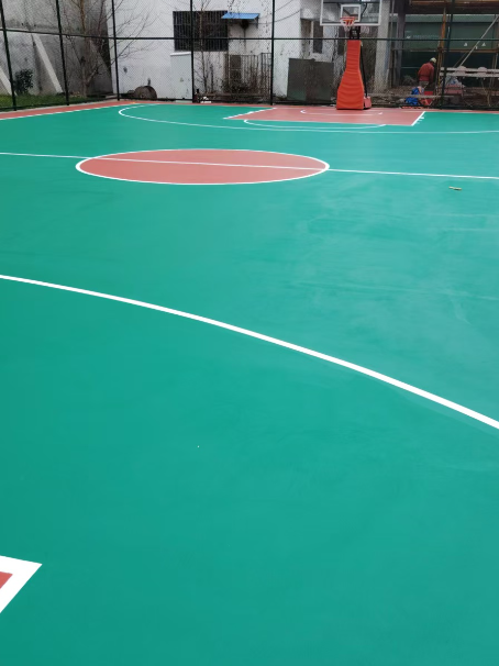 爱民 球场长期使用易出现地面开裂